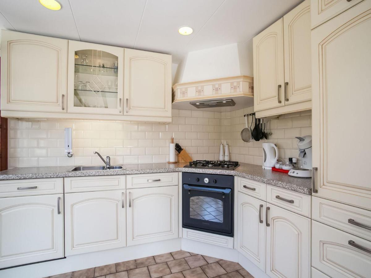 Holiday Home In Noordwijkerhout With Terrace Close To A Lake Bagian luar foto