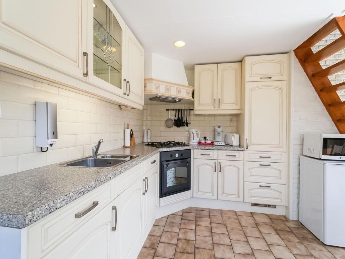Holiday Home In Noordwijkerhout With Terrace Close To A Lake Bagian luar foto
